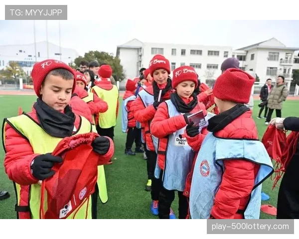 拜仁慕尼黑基金会捐赠足球设备，支持慕尼黑本地青训项目