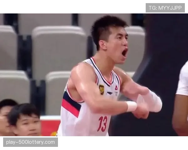 郭艾伦场边为队友加油,辽宁男篮更衣室氛围曝光 郭艾伦场边为队友加油,辽宁男篮更衣室氛围曝光